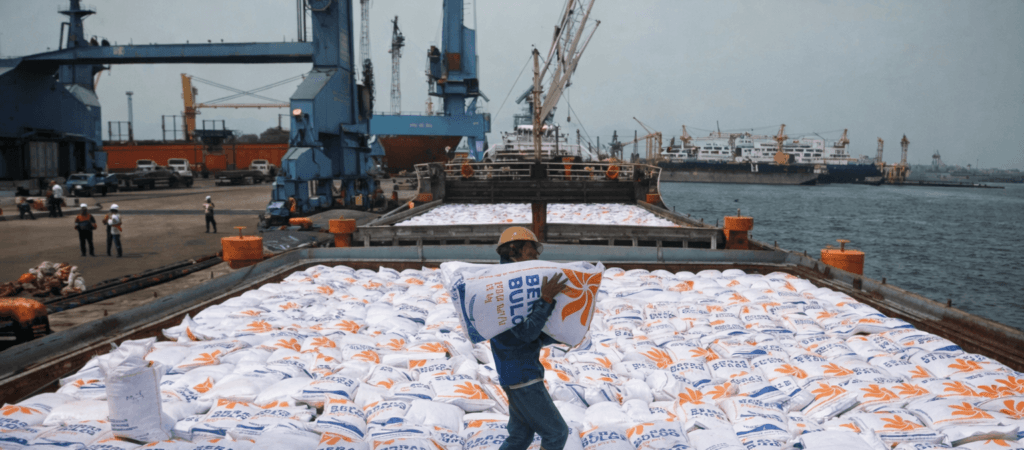 Ilustrasi tumpukan beras premium di batam terkait kendala pasokan