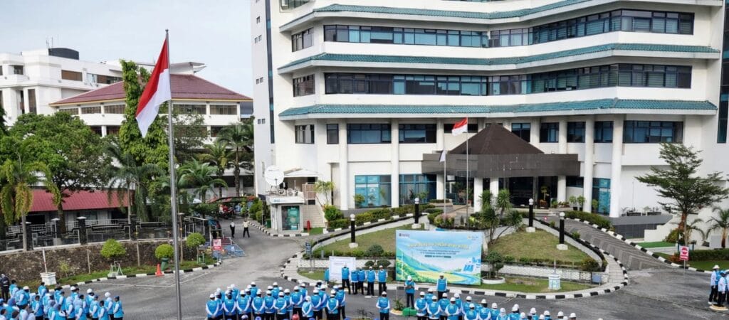 Direktur PT PLN Batam memimpin apel Bulan K3 Nasional.