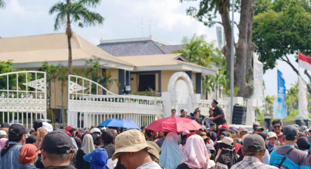 Aksi ratusan warga Tanjung Sengkuang mendatangi DPRD Batam akibat krisis air bersih yang berlangsung berbulan-bulan