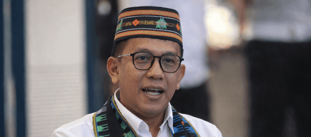 Andi S. Muktar mengenakan pakaian adat saat menghadiri kegiatan masyarakat di Batam, mengajak warga menjaga kamtibmas dan bersikap bijak dalam menyikapi informasi.