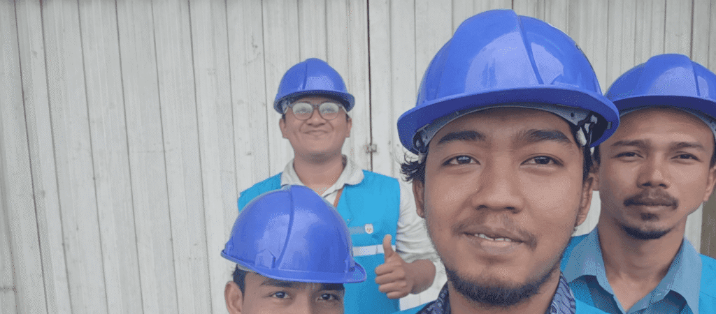 Petugas Ground Patrol PLN Batam saat patroli rutin pengamanan gardu listrik di Batam.