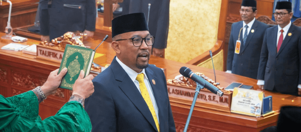Prosesi pelantikan dan pengambilan sumpah Muhammad Yunus Muda sebagai Wakil Ketua DPRD Kota Batam dalam rapat paripurna resmi.