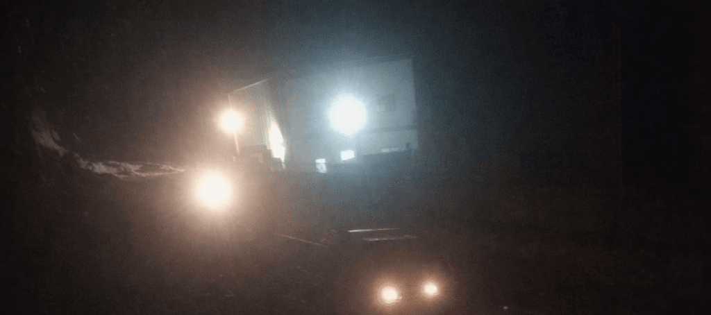 Aktivitas alat berat ekskavator dan truk pengangkut tanah saat malam hari di lokasi cut and fill Sei Binti Sagulung Batam.