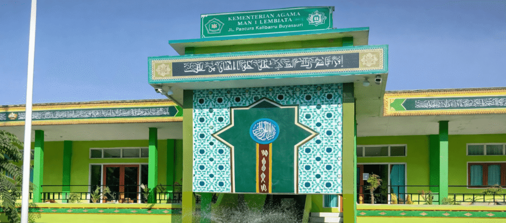 Gedung MAN 1 Lembata dengan ornamen hijau dan air mancur di bagian depan.