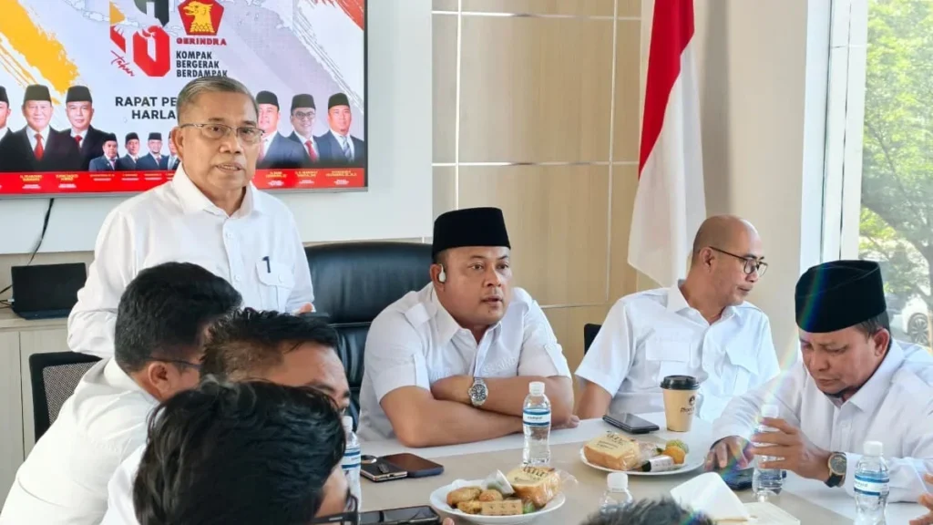 Ketua DPD Gerindra Kepri Iman Sutiawan memimpin rapat konsolidasi jelang HUT ke-18 Partai Gerindra di Batam.