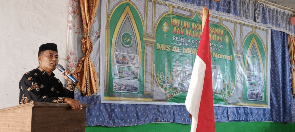 Pengawas Madrasah Kabupaten Lembata, Abdurahman S. Sarabiti, S. Ag, sedang memberikan sambutan di podium dengan latar belakang spanduk kegiatan madrasah.