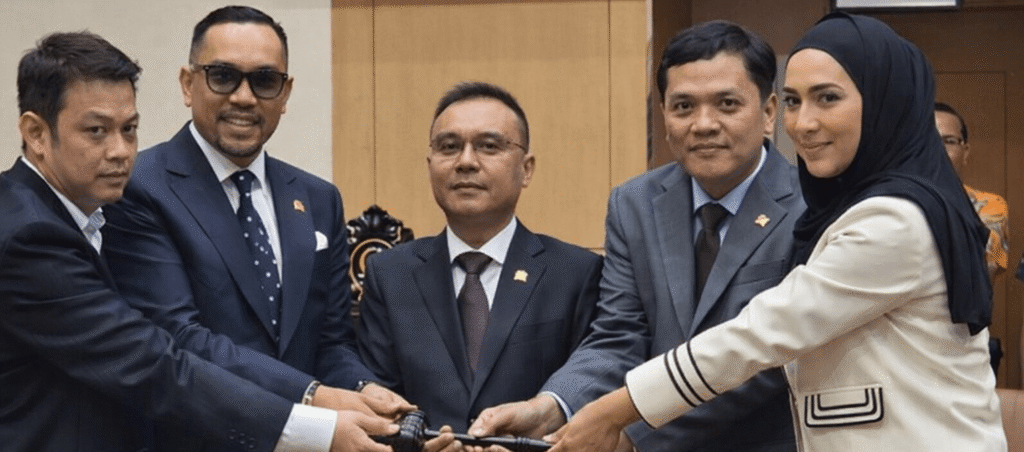 Ahmad Sahroni menerima palu sidang dari Sufmi Dasco Ahmad dalam pelantikan pimpinan Komisi III DPR RI.