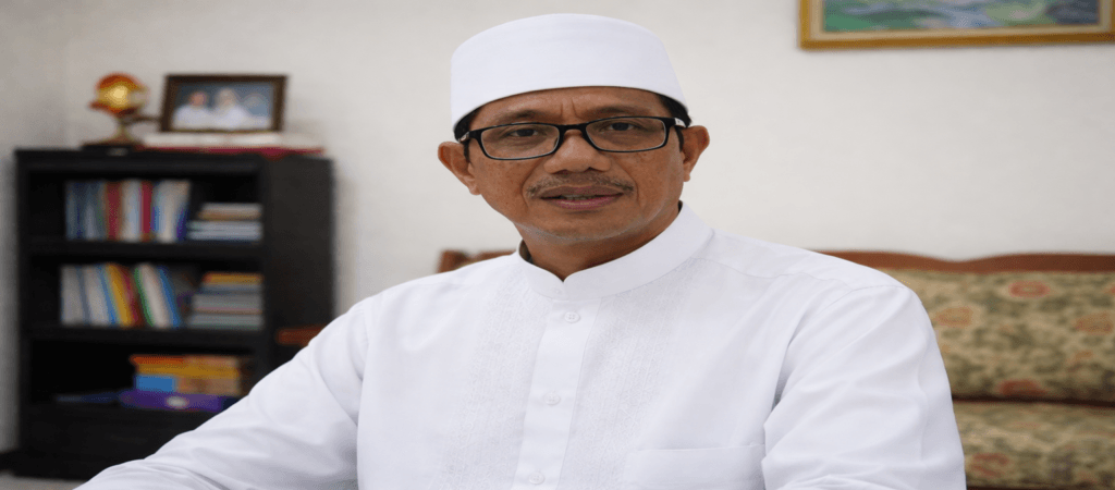 H. Abdurrahman mengenakan baju koko putih dan peci putih saat memberikan pernyataan di hari terakhir Ramadan di Batam.