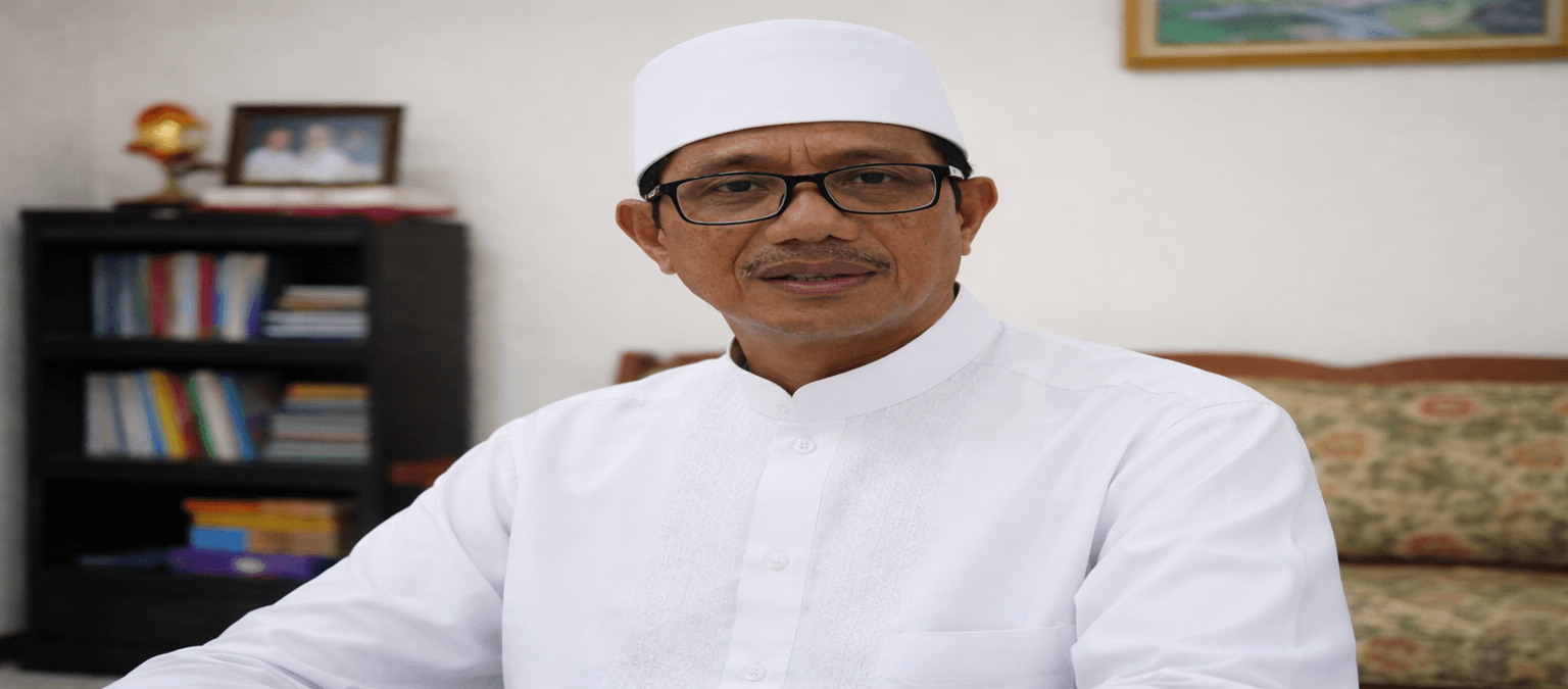 H. Abdurrahman mengenakan baju koko putih dan peci putih saat memberikan pernyataan di hari terakhir Ramadan di Batam.