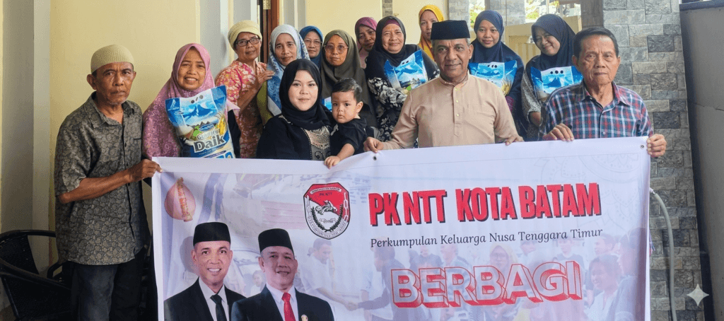 Mohammad Agung Teibang menyerahkan sembako Ramadhan PK NTT di Lubuk Baja.