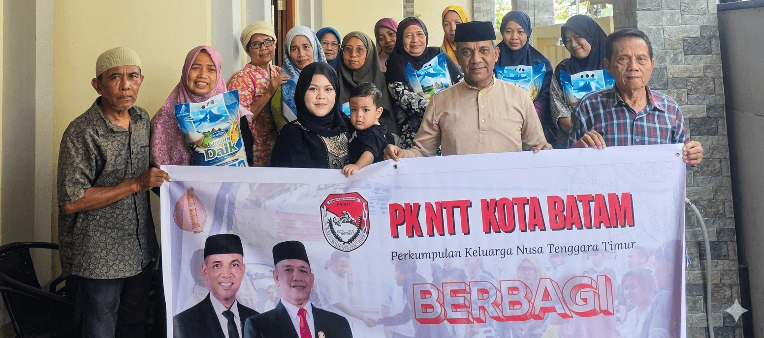 Mohammad Agung Teibang menyerahkan sembako Ramadhan PK NTT di Lubuk Baja.